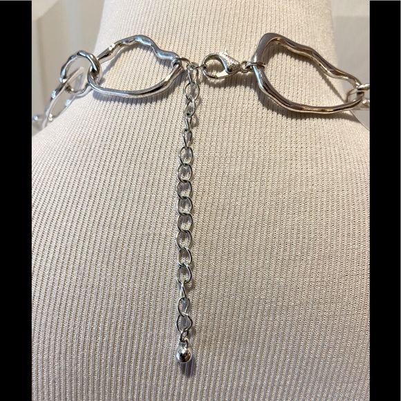 Elegant Geometric Silver Chain Statement Necklace - Picture 4 of 8